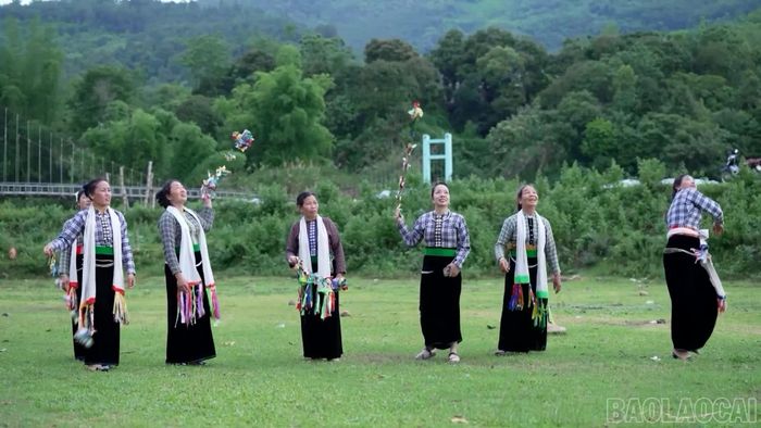 Đồng bào dân tộc Mường vui ngày hội.