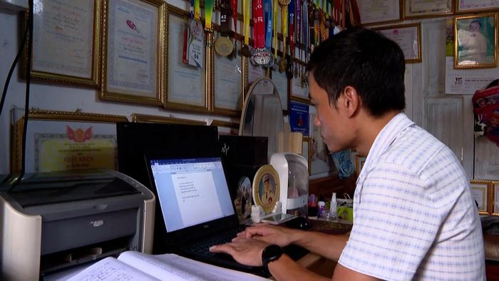 Tác giả Lê Văn Cường luôn miệt mài sáng tác thơ.