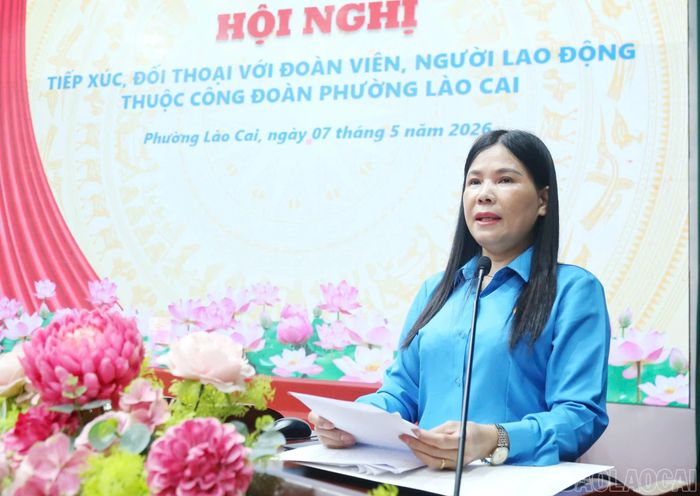 Đồng chí Nguyễn Thị Bích Nhiệm, Chủ tịch Liên đoàn Lao động tỉnh phát biểu tại hội nghị.