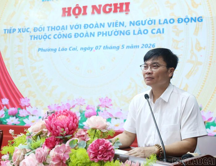Đại diện các cơ quan đơn vị, địa phương giải đáp ý kiến của đoàn viên, người lao động tại hội nghị.