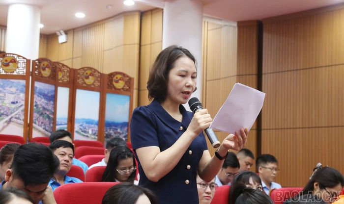 Đoàn viên, người lao động đặt câu hỏi tại hội nghị tiếp xúc, đối thoại.