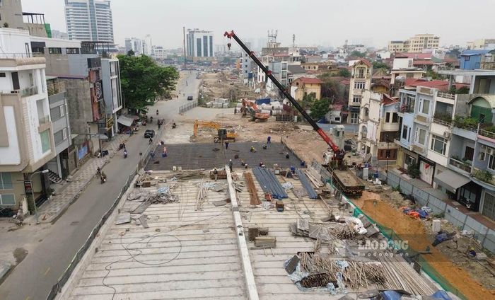 Công trường triển khai xây dựng cầu Nguyễn Trãi vào tháng 4/2026. Ảnh: Báo Lao Động