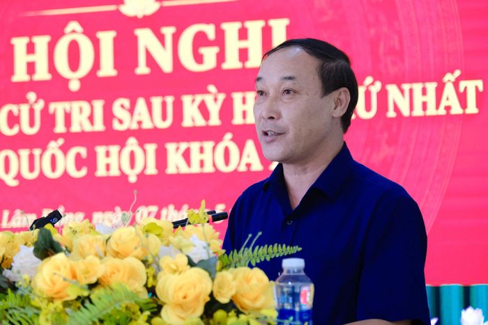 Đại diện lãnh đạo UBND xã Phúc Thọ Lâm Hà phát biểu, giải đáp các ý kiến của người dân