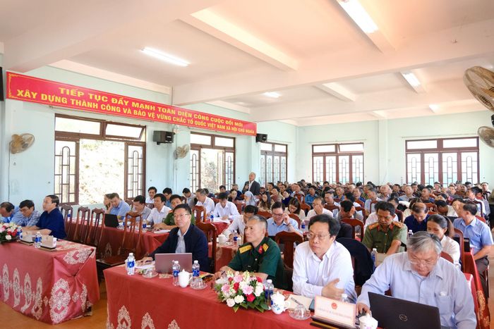 Đại diện lãnh đạo HĐND tỉnh, Ủy ban MTTQ Việt Nam tỉnh, các sở, ngành và cấp ủy, chính quyền địa phương tham dự hội nghị