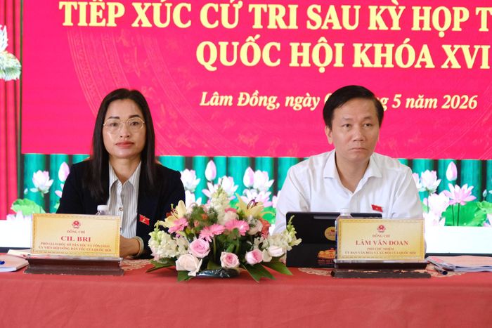 Đại diện Đoàn ĐBQH tỉnh Lâm Đồng gồm ông Lâm Văn Đoan, Phó Chủ nhiệm Ủy ban Văn hóa và Xã hội của Quốc hội và bà Cil Bri, Phó Giám đốc Sở Dân tộc và Tôn giáo tỉnh Lâm Đồng tiếp xúc cử tri