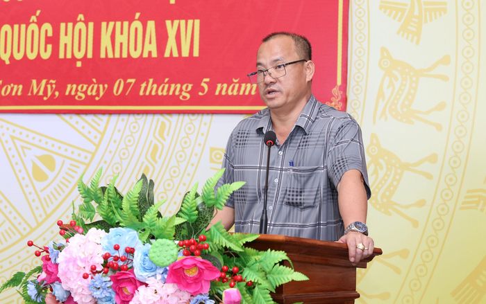 Phó Chủ tịch UBND xã Sơn Mỹ Đặng Thành Công trả lời các kiến nghị của cử tri nêu ra tại hội nghị