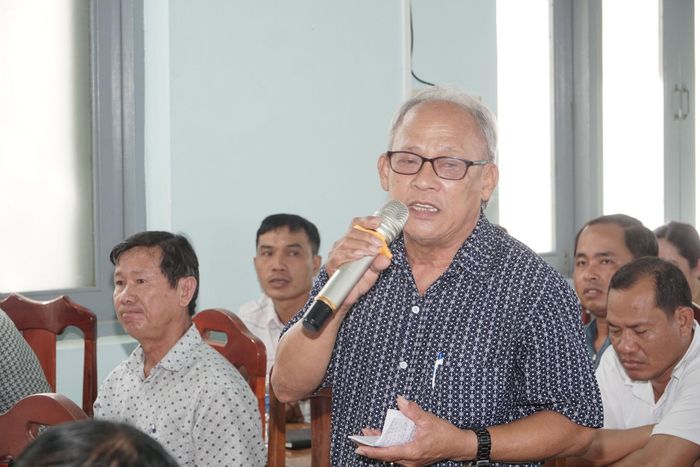 Cử tri nêu kiến nghị tại buổi tiếp xúc