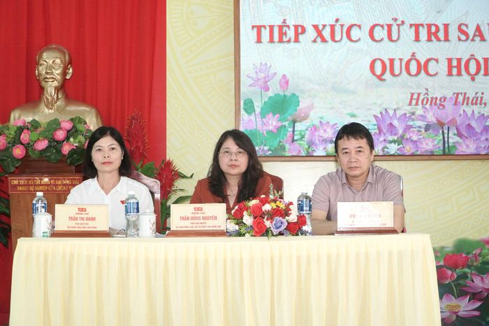 Các đại biểu tại buổi tiếp xúc với cử tri xã Hồng Thái