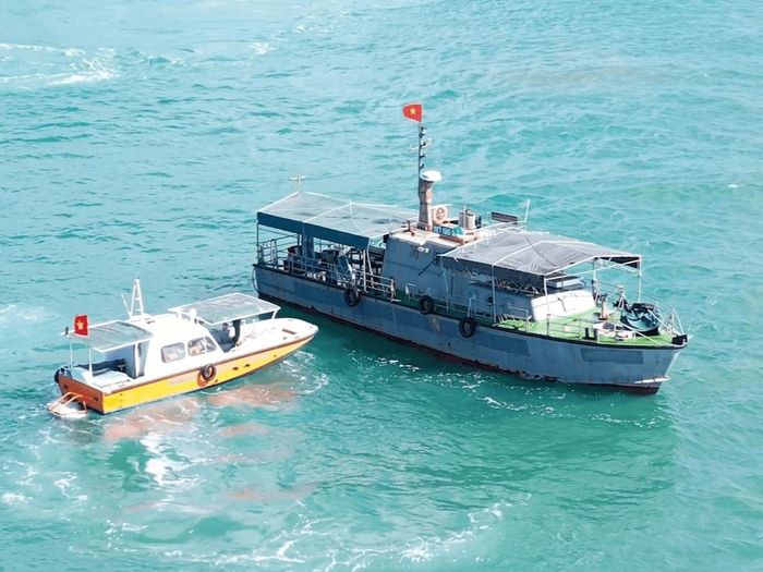 Các lực lượng chia thành nhiều mũi xử lý, tổ chức tiếp cận tàu cháy