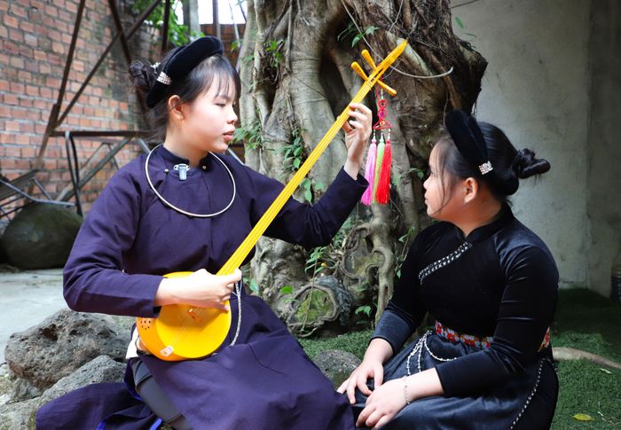 Không chỉ truyền lửa đam mê đàn tính, hát then, em Nguyên còn trở thành người "thầy" thứ hai của các bạn trẻ trong CLB