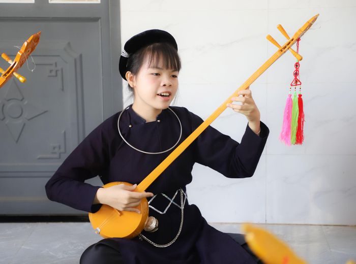 Em Nông Thị Hồng Nguyên say sưa với cây đàn tính, điệu then của người Tày, Nùng