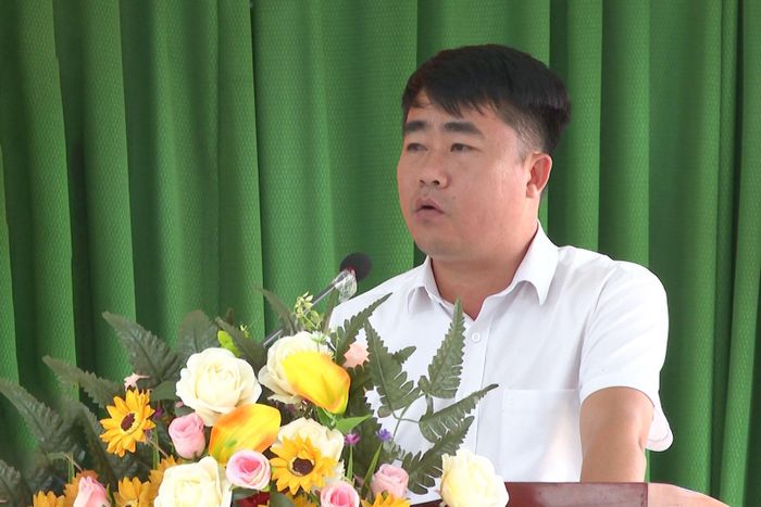Đại diện UBND xã Quảng Tân trả lời, giải đáp kiến nghị của cử tri