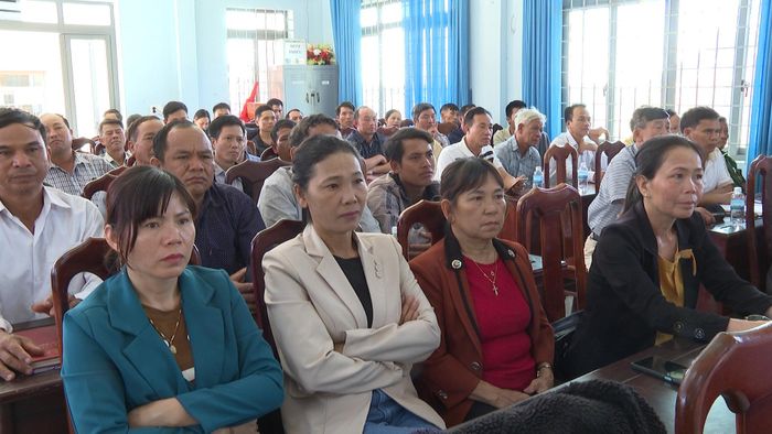 Người dân tham dự buổi tiếp xúc cử tri với Đoàn ĐBQH tỉnh Lâm Đồng