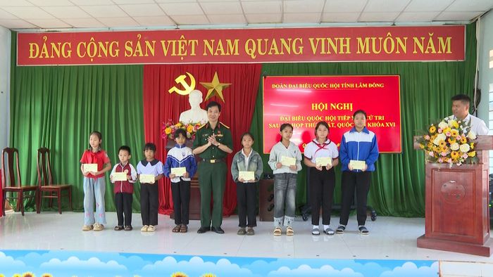 ĐBQH tỉnh tặng quà cho học sinh nghèo vượt khó vươn lên trong học tập