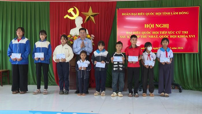 ĐBQH tỉnh tặng quà cho học sinh nghèo vượt khó vươn lên trong học tập