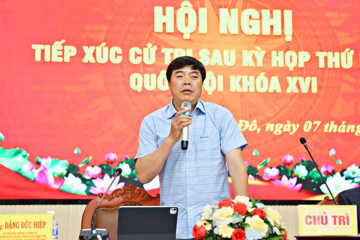 Ông Đặng Đức Hiệp, Phó Trưởng đoàn chuyên trách Đoàn ĐBQH tỉnh Lâm Đồng phát biểu tiếp thu, giải trình các ý kiến từ cử tri