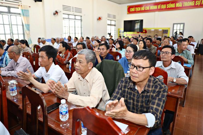 Cử tri xã Ka Đô tham dự hội nghị tiếp xúc