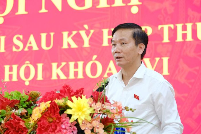 ĐBQH Lâm Văn Đoan, Phó Chủ nhiệm Ủy ban Văn hóa và Xã hội của Quốc hội phát biểu, tiếp thu các ý kiến phản ánh của cử tri xã Tân Hà Lâm Hà