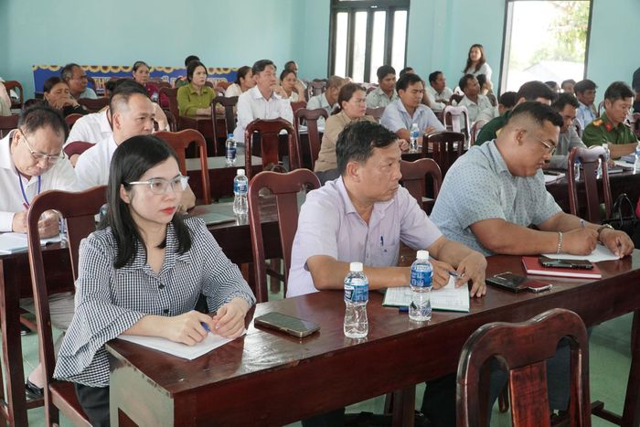 Lãnh đạo các sở, ngành và cử tri dự buổi tiếp xúc cử tri