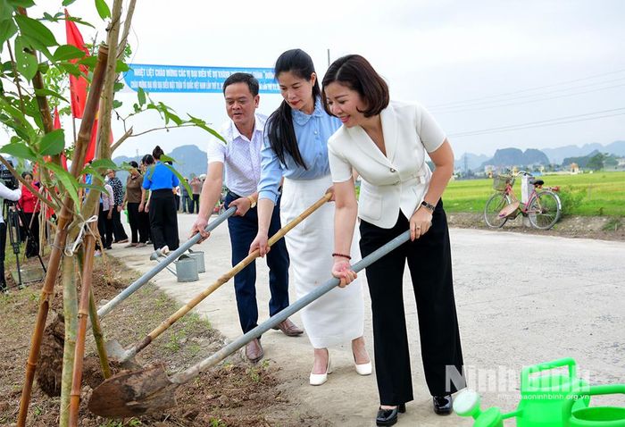 Các đại biểu và hội viên phụ nữ xã Gia Tường trồng cây tại tuyến đường liên thôn xã Gia Tường.
