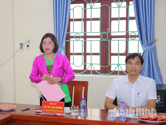 Đồng chí Hà Thị Lan Hương, Hiệu trưởng Trường THPT Dân tộc nội trú tỉnh Ninh Bình báo cáo tình hình và công tác chuẩn bị các kỳ thi năm 2026 của nhà trường.