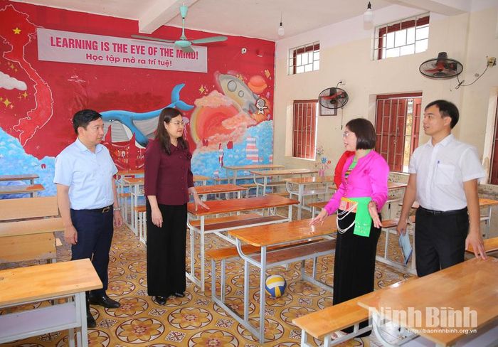 Lãnh đạo UBND tỉnh kiểm tra cơ sở vật chất của nhà trường.