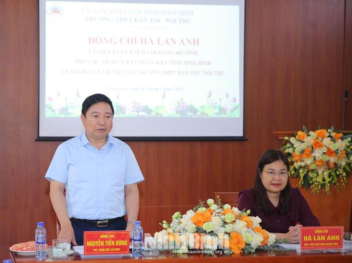 Đồng chí Nguyễn Tiến Dũng, Tỉnh ủy viên, Giám đốc Sở Giáo dục và Đào tạo phát biểu tại buổi làm việc.