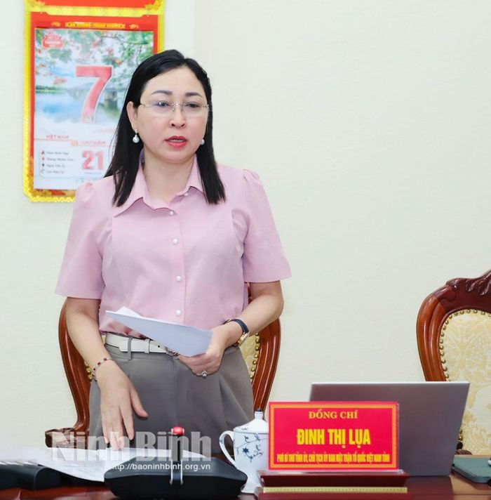Đồng chí Đinh Thị Lụa, Phó Bí thư Tỉnh ủy, Chủ tịch Ủy ban MTTQ Việt Nam tỉnh phát biểu tại hội nghị.