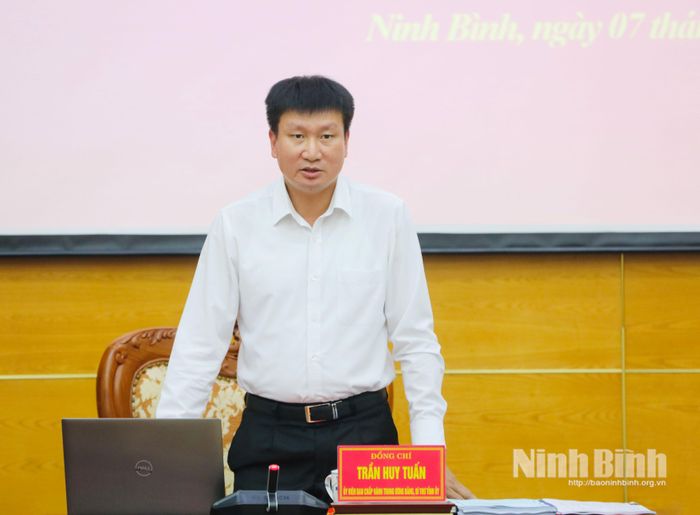 Đồng chí Trần Huy Tuấn, Ủy viên Trung ương Đảng, Bí thư Tỉnh ủy phát biểu kết luận hội nghị.