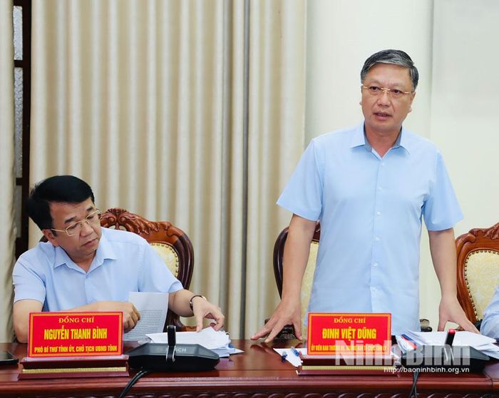 Đồng chí Đinh Việt Dũng, Ủy viên Ban Thường vụ Tỉnh ủy, Trưởng Ban Tổ chức Tỉnh ủy phát biểu tại hội nghị.