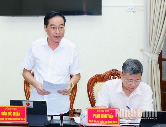 Đồng chí Trần Đức Thuấn, Tỉnh ủy viên, Phó Trưởng ban Thường trực Ban Tổ chức Tỉnh ủy báo cáo hoạt động của Ban.