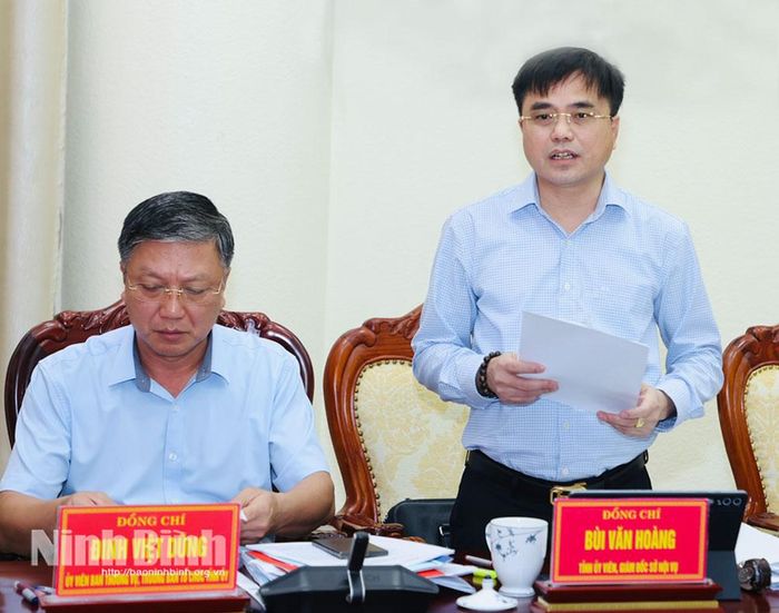 Đồng chí Bùi Văn Hoàng, Tỉnh ủy viên, Giám đốc Sở Nội vụ báo cáo hoạt động của Sở.