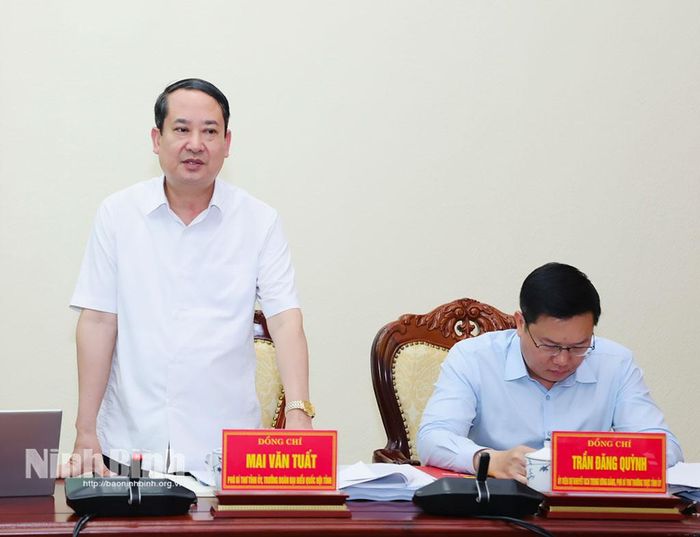 Đồng chí Mai Văn Tuất, Phó Bí thư Tỉnh ủy, Trưởng Đoàn đại biểu Quốc hội tỉnh phát biểu tại hội nghị.