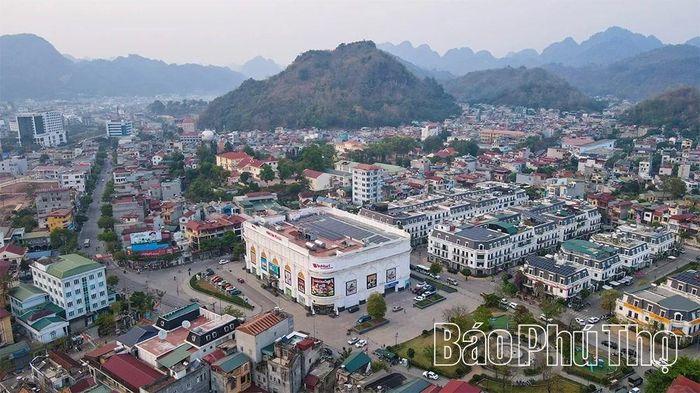 Sau những năm tháng chiến tranh, Sơn La hôm nay hiện lên với một diện mạo mới với tuyến đường rộng mở, điện sáng về bản, trường học khang trang mọc lên giữa núi rừng.