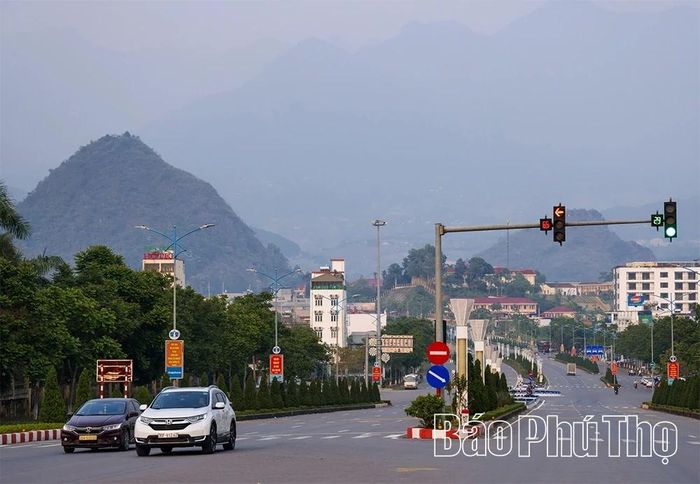 Thị xã Lai Châu cũ, nay là phường Tân Phong đang khoác lên mình chiếc áo mới. Những con đường rộng rãi, các khu dân cư sạch đẹp, những tòa nhà khang trang nối tiếp nhau mọc lên giữa núi rừng Tây Bắc.