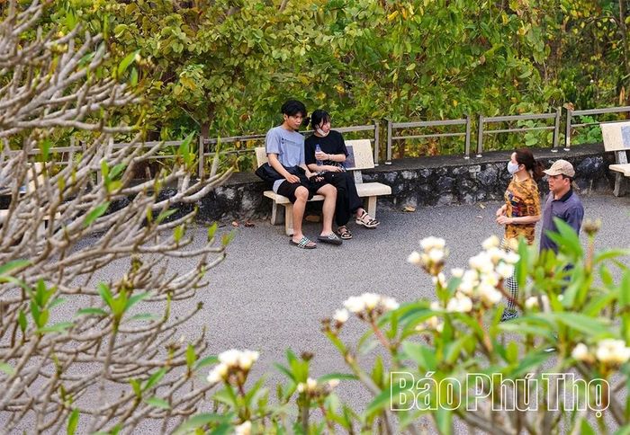 Đi qua Tây Bắc hôm nay, cảm nhận rõ hơn sự giao hòa giữa quá khứ và hiện tại. Trên những miền đất từng in dấu bom đạn chiến tranh, cuộc sống mới đang nảy nở từng ngày.
