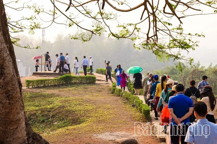Nghĩa trang liệt sĩ A1, dưới chân ngọn đồi lịch sử được xây dựng năm 1958, là nơi yên nghỉ của 644 anh hùng liệt sĩ đã hy sinh trong Chiến dịch Điện Biên Phủ, trong đó phần lớn chưa xác định được danh tính.