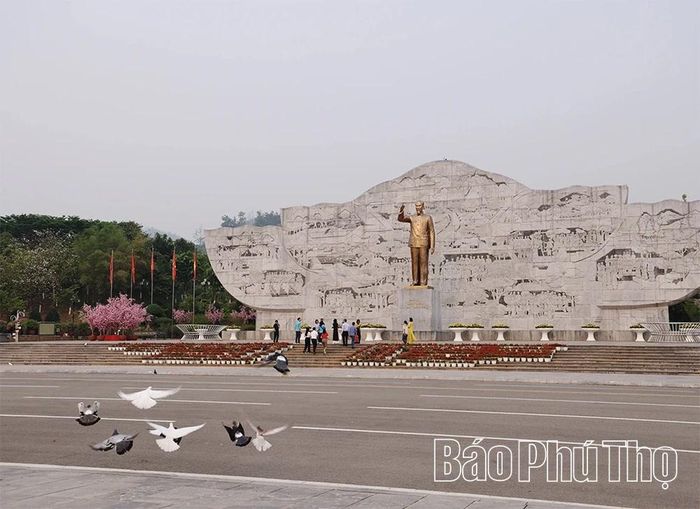 Tượng đài Bác Hồ với đồng bào các dân tộc Tây Bắc uy nghi giữa không gian khoáng đạt như nhắc nhớ về tình cảm sâu nặng của Người dành cho đồng bào nơi đây, đồng thời khơi dậy tinh thần đoàn kết, gắn bó của các dân tộc anh em trên dải đất biên cương.