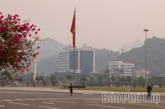 Giữa trung tâm tỉnh lị, Quảng trường Tây Bắc nổi bật như một biểu tượng của khát vọng và niềm tự hào.
