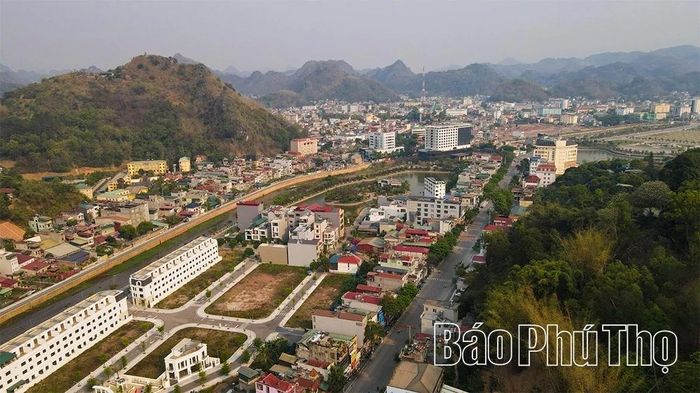 Trong hành trình ngược miền Tây Bắc, vượt qua những cung đường quanh co giữa đại ngàn, du khách đến với Sơn La - vùng đất anh hùng từng ghi dấu bao chiến công oanh liệt trong cuộc kháng chiến giải phóng dân tộc.