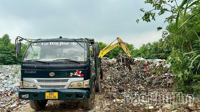 Nhiều xe tải, máy xúc được huy động đến bãi tập kết rác. Chỉ trong 2 ngày mùng 5 - 6/5, hơn 100 tấn rác đã được vận chuyển đến nơi xử lý theo quy định.