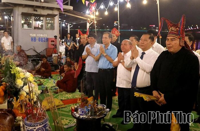 Các đồng chí: Phó Bí thư Thường trực Đảng ủy MTTQ và các đoàn thể Trung ương, Phó Chủ tịch Trung ương MTTQ Việt Nam Nguyễn Phi Long; Phó Bí thư Tỉnh ủy, Chủ tịch HĐND tỉnh Bùi Đức Hinh và các đại biểu tham dự nghi lễ dâng hương tại lễ cầu ngư.