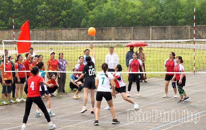 Thi đấu bóng chuyền sau lễ khai mạc.