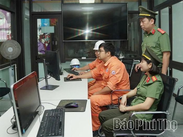 Cán bộ Công an phối hợp với kỹ sư, công nhân Công ty Thủy điện Hòa Bình kiểm tra, giám sát hệ thống điều hành, tăng cường bảo đảm an ninh, an toàn trong vận hành nhà máy.