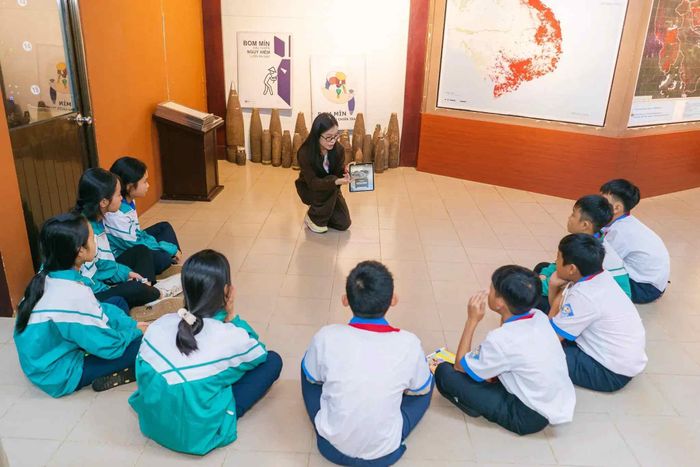 Các em học sinh được giới thiệu về ứng dụng RENEW AR-Bước chân an toàn - Ảnh: Q.H