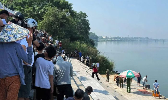 Lực lượng chức năng xã Triệu Phong tiến hành đưa thi thể nạn nhân lên bờ - Ảnh: T.N