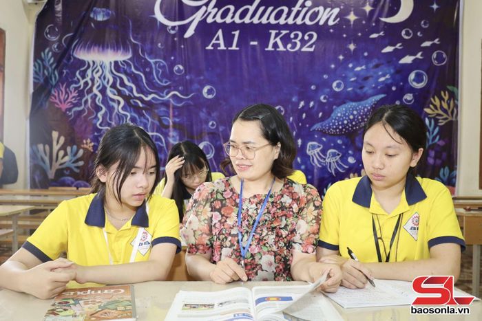 Cô giáo Nguyễn Thị Thu, Trường THCS Nguyễn Trãi ôn luyện cho các em học sinh.