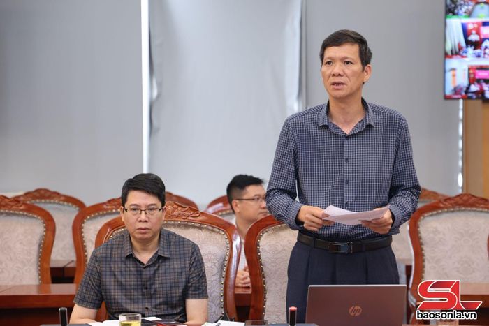 Lãnh đạo Đài Khí tượng Thủy văn tỉnh phát biểu tại hội nghị.