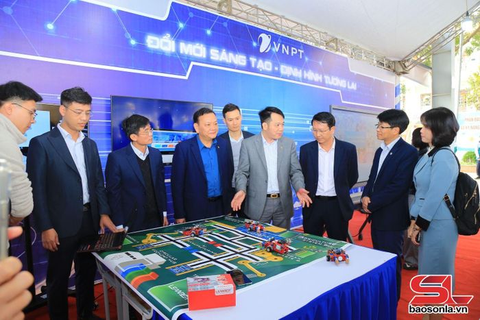 Lãnh đạo Sở Giáo dục và Đào tạo tham quan gian trưng bày sản phẩm công nghệ tại Cuộc thi Nghiên cứu khoa học, kỹ thuật dành cho học sinh trung học cấp tỉnh.