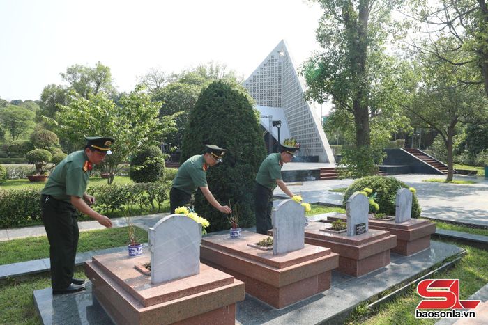 Đoàn công tác Công an tỉnh Sơn La dâng hương tri ân các Anh hùng liệt sỹ tại Nghĩa trang Quốc gia A1